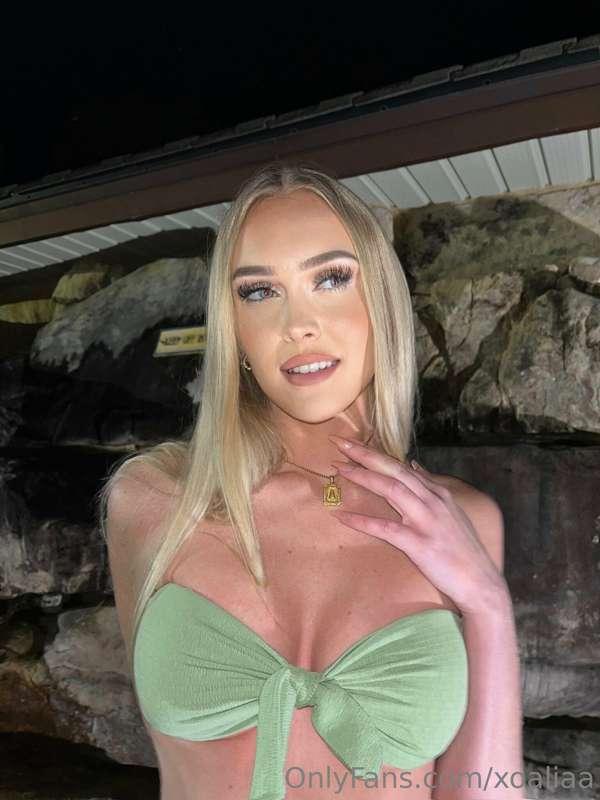 miss me? 😋

go check my other account 🙈🐱 @xoangeliaa