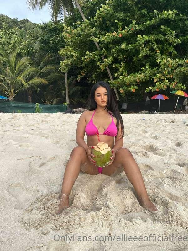 Hot 🔥 girls always stays in the beach 😉😍