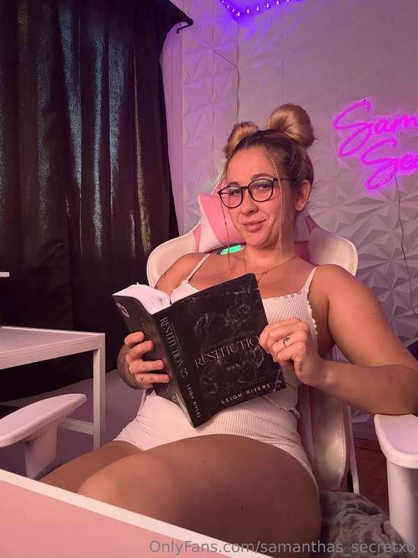 Sunday morning vibes ❤️ swipe to move my book 😏