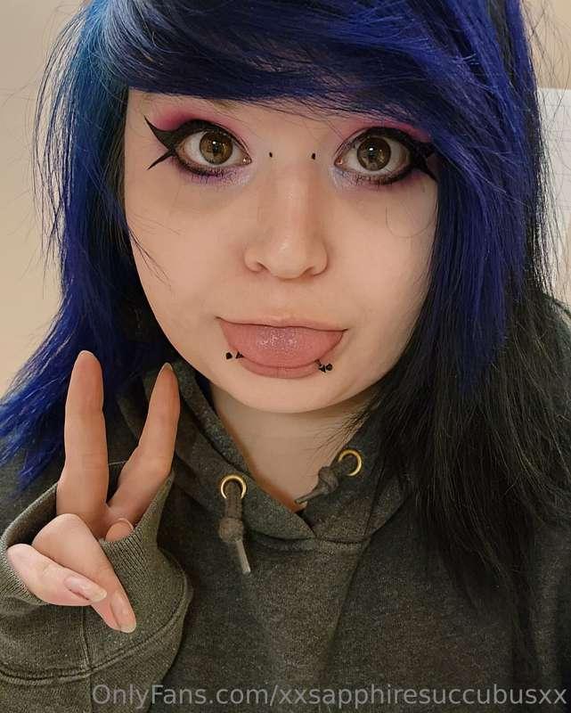 hi friends! :3 
sorry i havent been around much! The holiday..