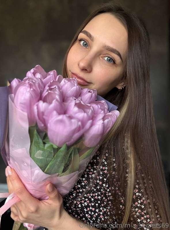 Top 3 ways to make a girl really happy:1️ Flowers for no rea..