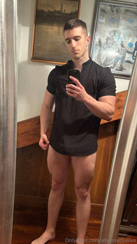 La camiseta me quedó larga… ¿te imaginas si no? 😏—The shirt ..