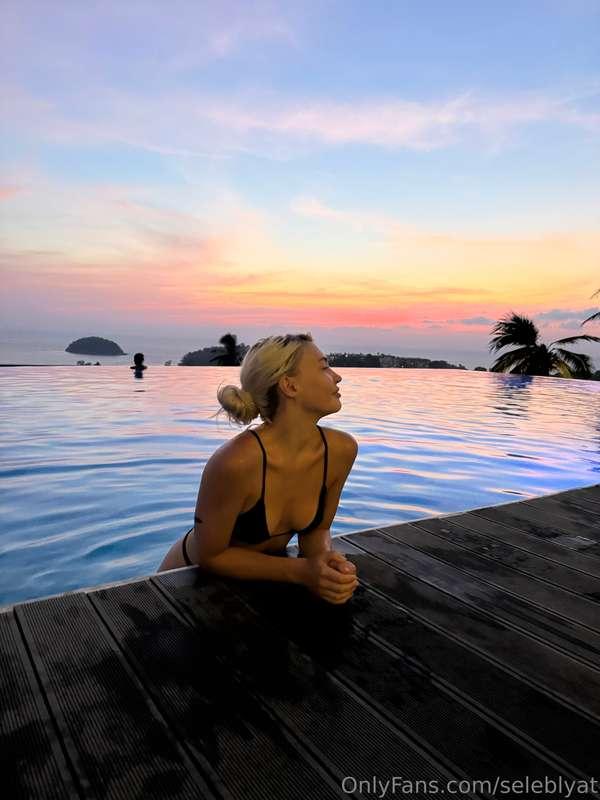 I couldn't help but capture this sunset! 😍And myself in the ..