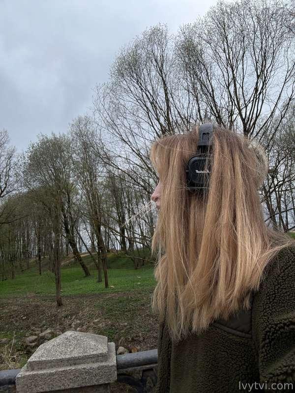 It's gray today, but calm. I'm walking in the park, my headp..