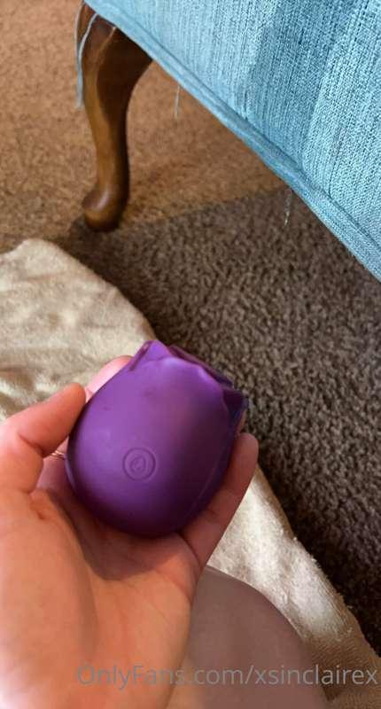 I BOUGHT A ROSE TOY 🌹
& she did not disappoint 🥴
VERY wet & ..