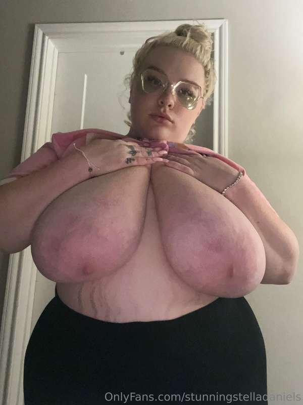 Happy titty Tuesday from your favorite MILF! 🫶🏻