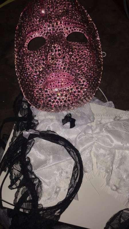 Maid set! 💜👑Look at the selfie at the end.. I think it’s cut..
