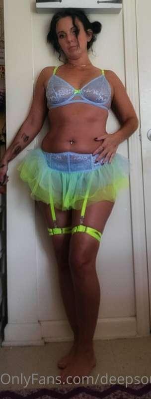 I'm your tiny dancer on the outside but a fukn freak on the ..