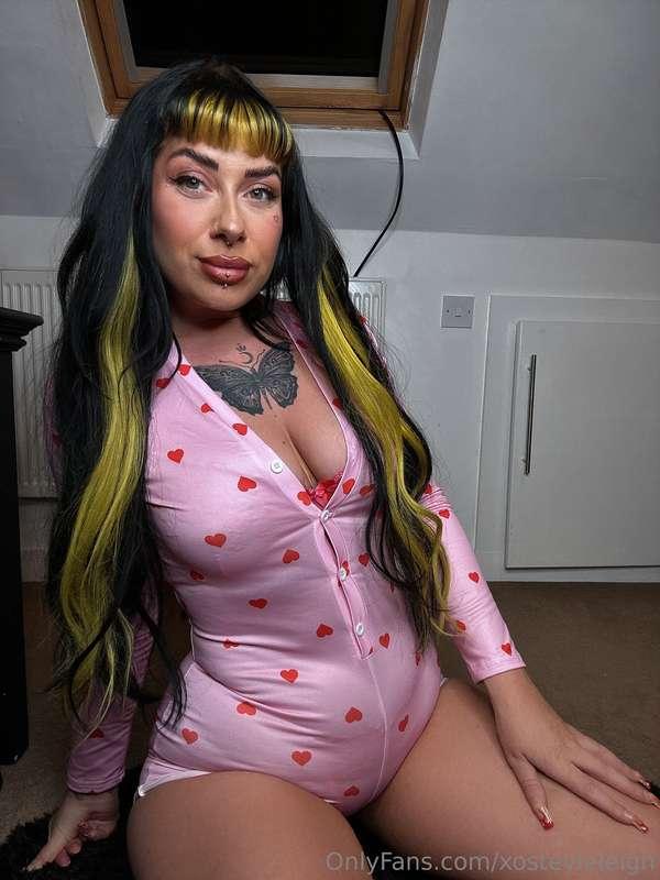 Pretty in pink 👀 can I be your valentines? I’ll be online al..