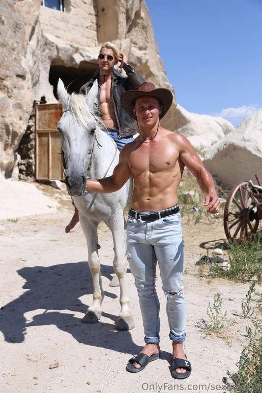 Walking with horse and my good friend @k1kostyn