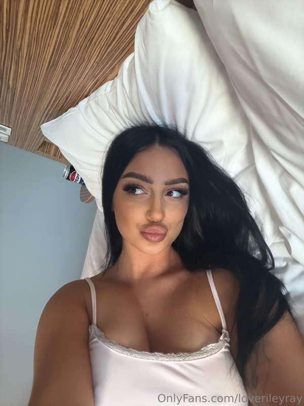 I love keeping you on the edge... of your seat 😏💋