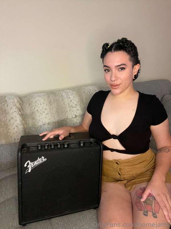 My trusty lil practice amp! Perfect for beginners