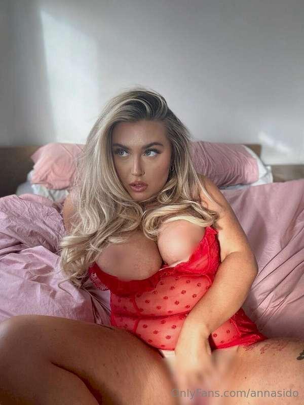 this @marika_morgan blonde 𝕞𝕠𝕞𝕞𝕪 with big boobs 🍒 is ready t..