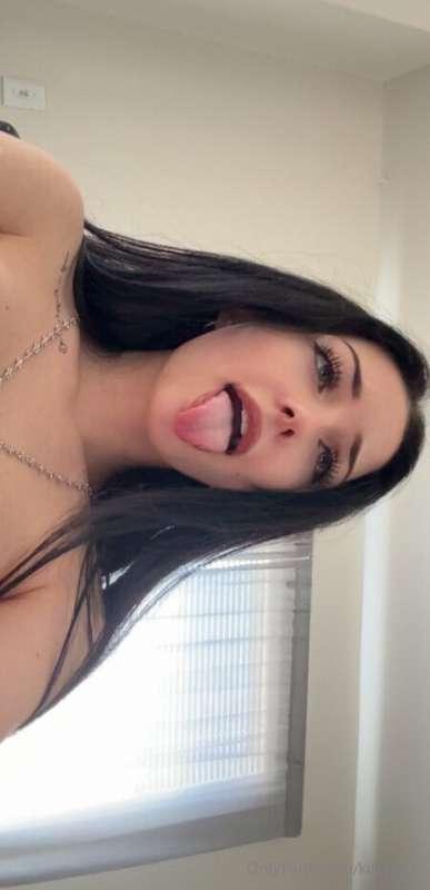 happy thursday! 👅 