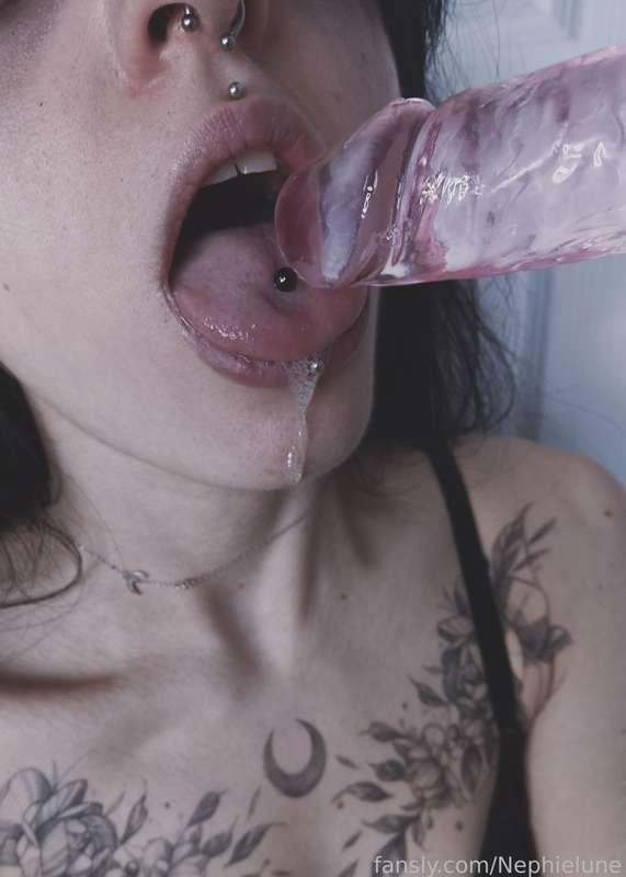 Who wouldn't like a sloppy blowjob? 

 · ˚☁︎ ｡⋆ ☽˚｡ · #goth #alternative #petite #brunette #witch #tattoos #fantasy #blowjob #inked · ｡˚☾ ⋆ ｡ ☁︎˚ · 