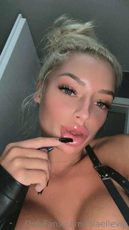 ## Full lips and empty mouth, can you fill it too?👅