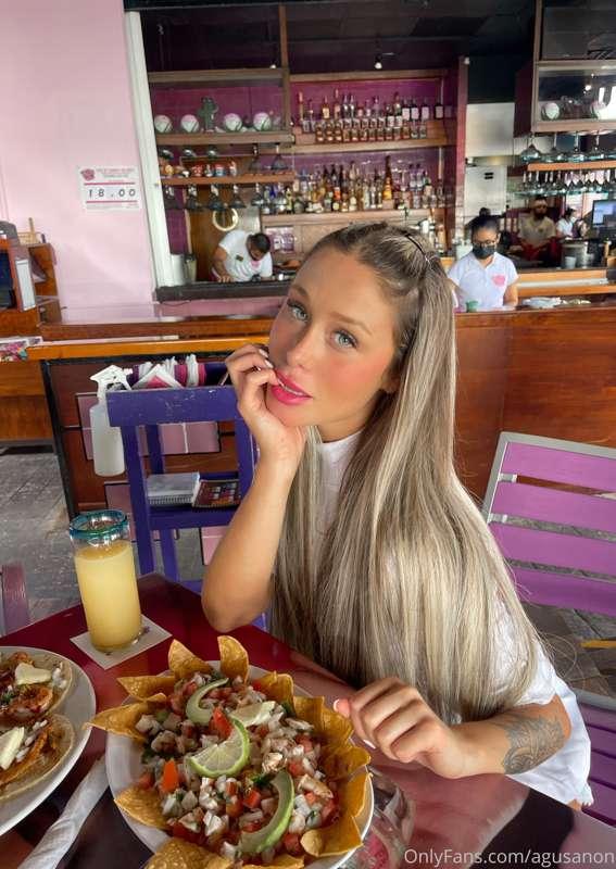 Can we go for lunch together 🙈💕? / me invitas a comer 🙈?