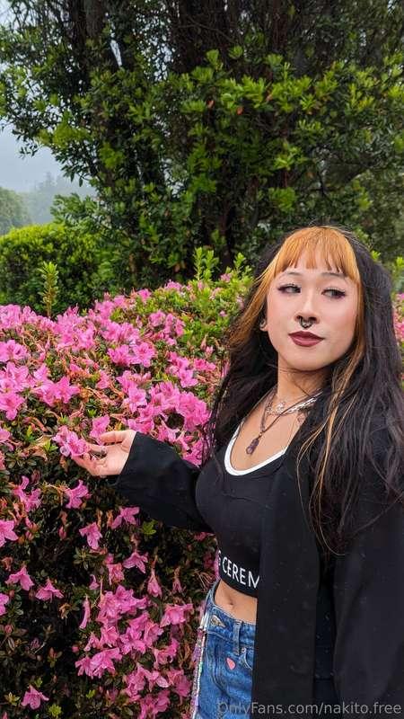 Where are you looking at? 😳😌At the flowers or me? 🤭