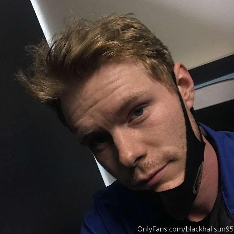 *Attempting to smolder* with a bathroom backdrop😅😂