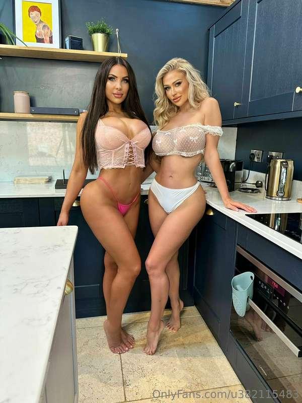 How hot is she though!!! She knows how to fuck with a strap ..