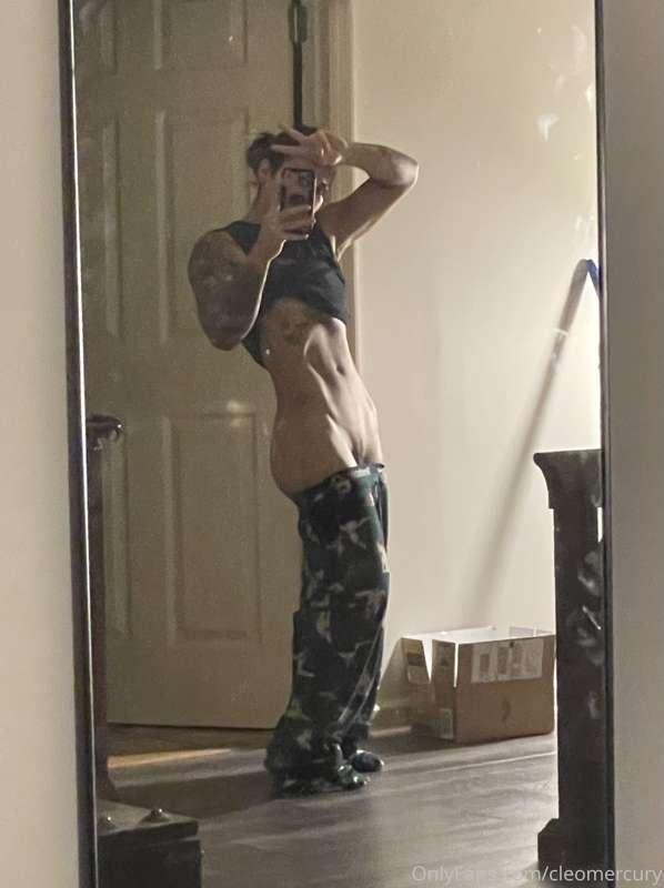 ya ever look in the mirror and think “damn, i’d fuck me”? 💪🏼