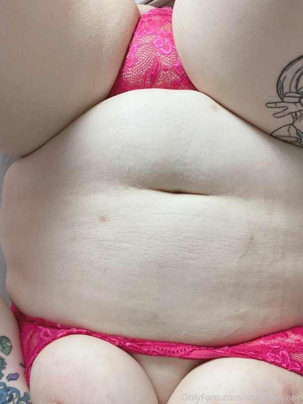 Kiss my belly pleaaase