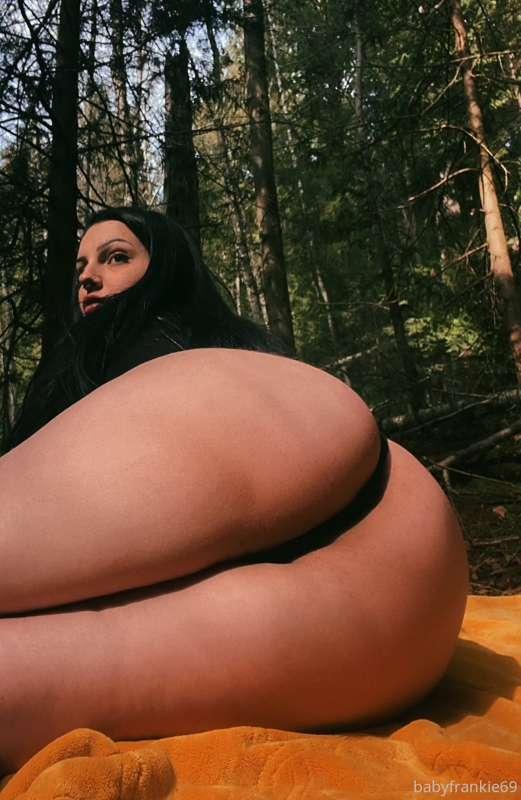 i hope i get fucked in the woods a lot this summer :) 🌲🌲🌲