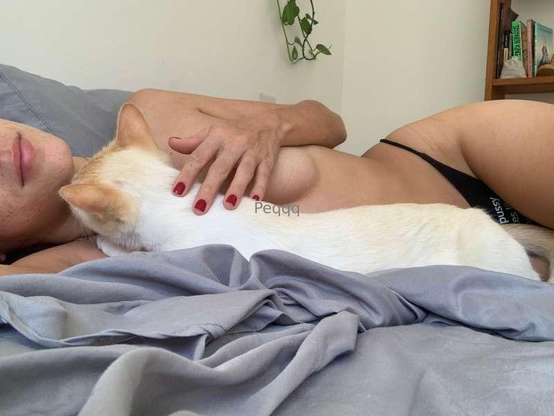 Good morningg🌸 He likes to bite my necklace in the morning 