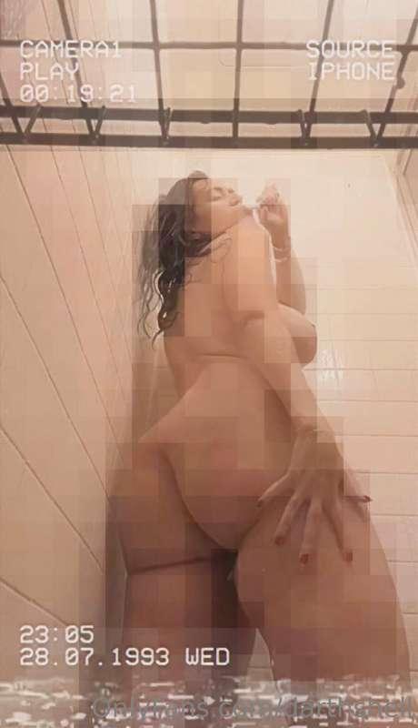 POV you’re my shampoo bottle watching me brush my teeth in t..