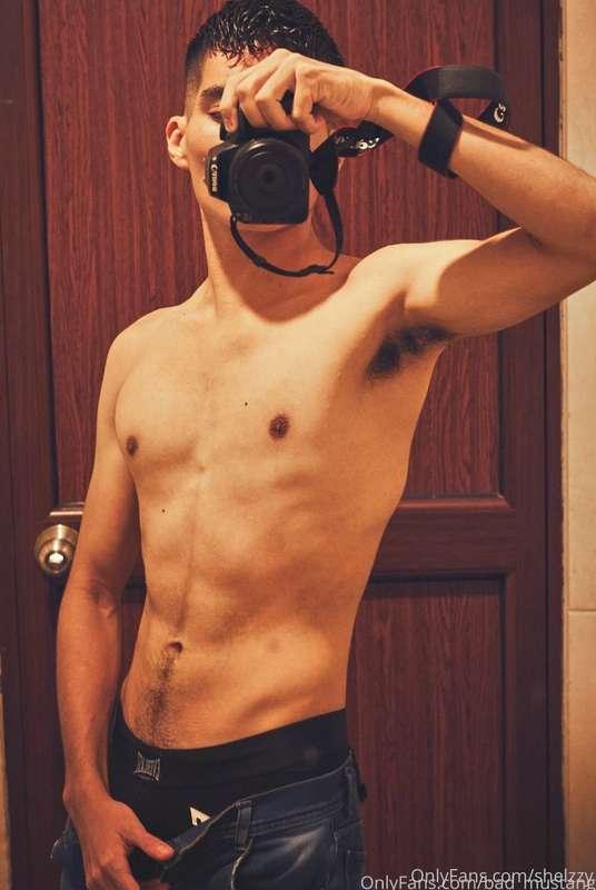 Make sure you check out this hot photographer! 🥵 He can take..