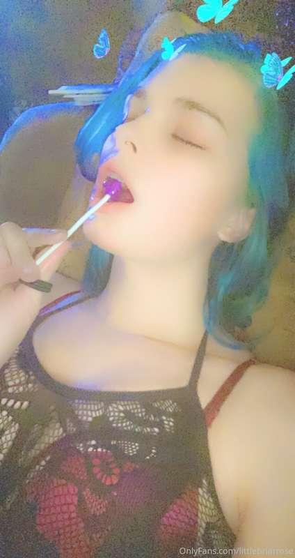 I wonder if @tylerposey dick tastes as good as this lollipop..