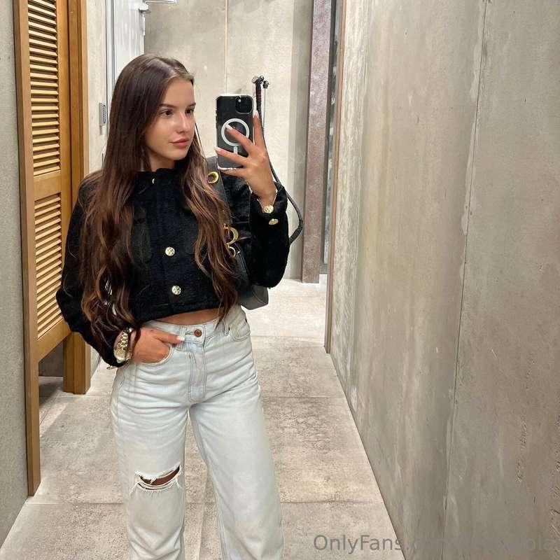 If I see a mirror, I make sure to take a picture🔥💋