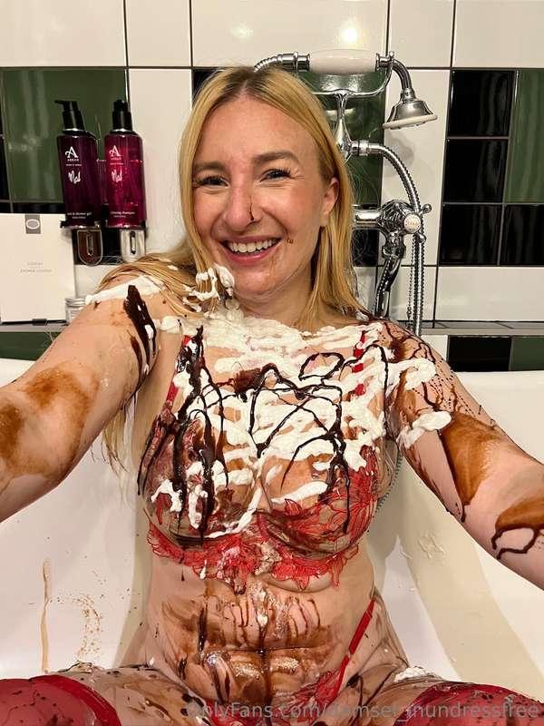 I got absolutely coated in food. Are you into this look 🤣