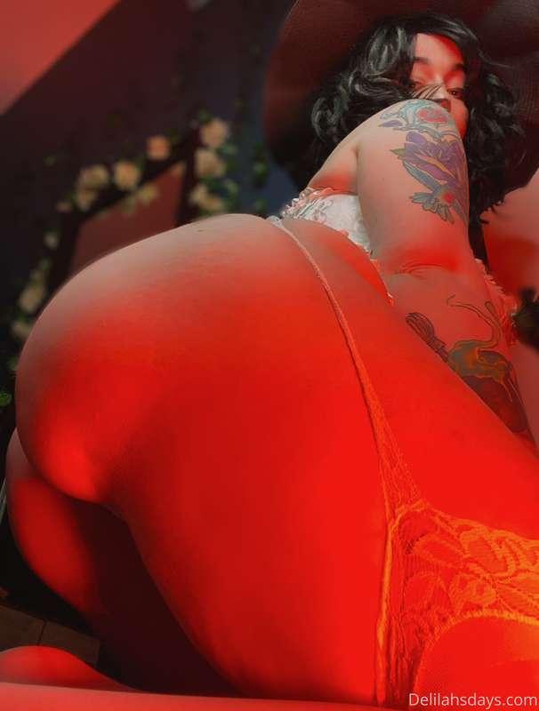 You just can’t resist a 9 ft tall vampire MILF 💋