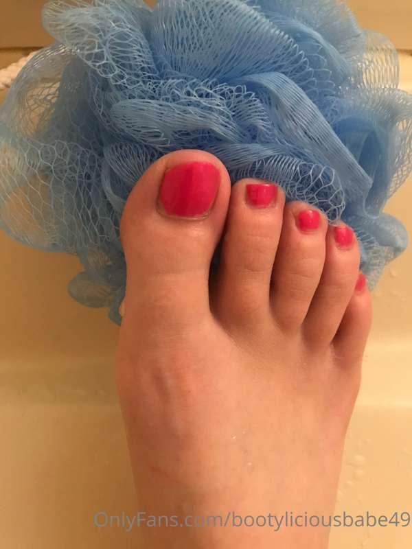 Anyone into feet? If so I’ll post more 🥰🥰
