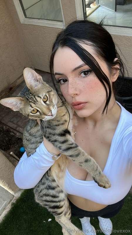 Are there any cat lovers around? 💗
