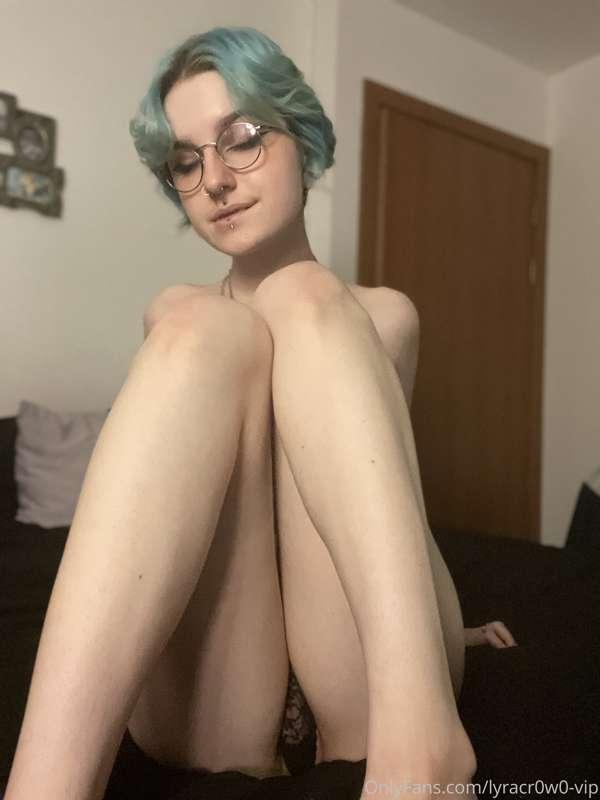i wish someone would squish my thighs 🥺