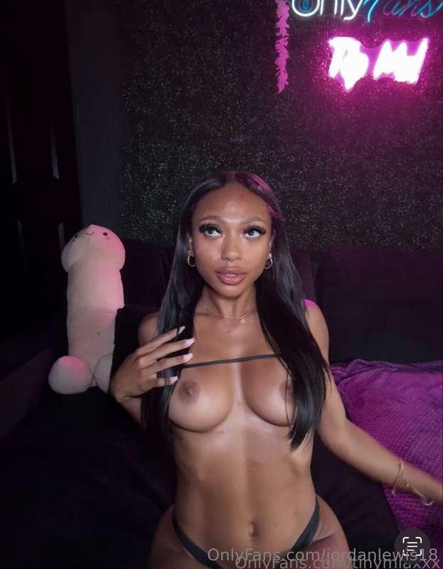 Exotic beauty @tinymiaxxx loves to swallow cock😈😈 she wants ..