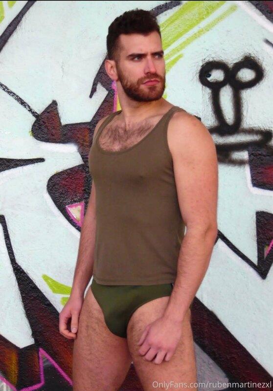 I like the militar look to show my body

Me encanta el look ..