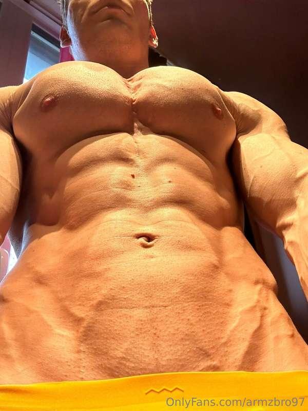 Come and worship that body with your tiny fingers 🔥💪