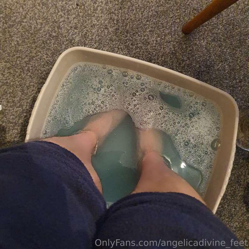 Getting my feet ready to show them off for you 👅 Can't wait ..