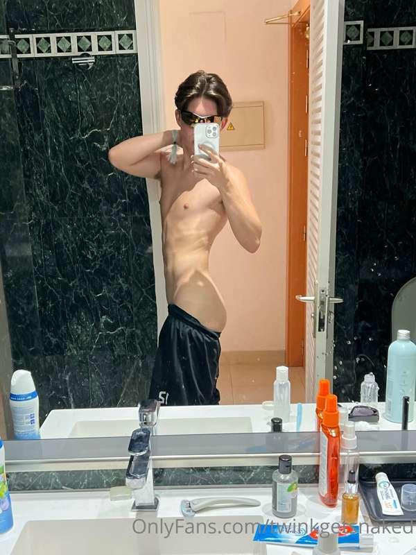 hotel bathroom 😈