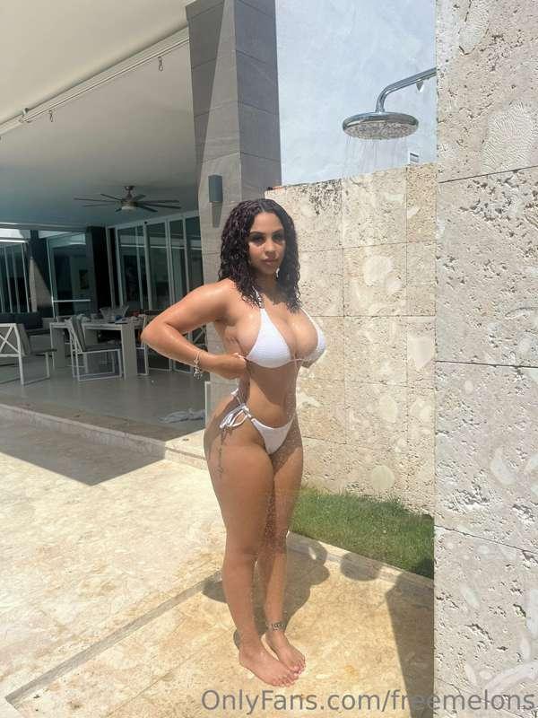 Get this to 1000 likes and I'II drop a free sex tape on my w..