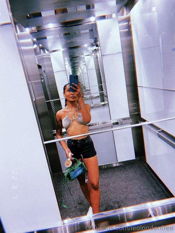 This elevator isn’t the only thing going down! 😈🤤