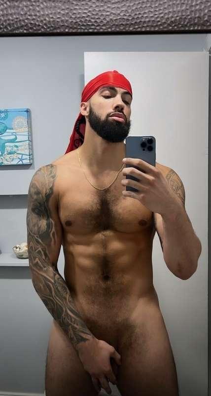 going LIVE tonight and gonna be nasty as fuuuck at 10 pm!! 🥵..