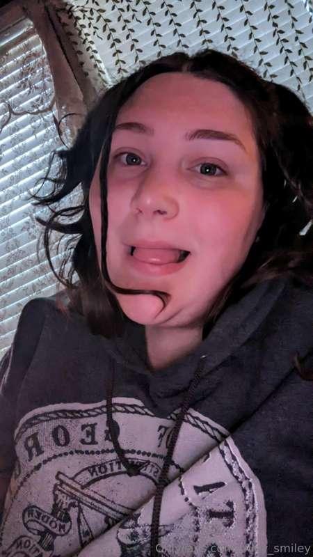 Sickie face 🤧 Come rub my back and feed me soup? 🥹