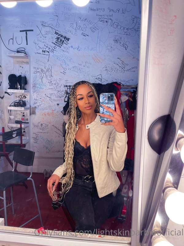 Hey babes come see my live show tonight at 9pm pst🥰🥰🥰