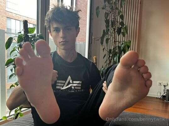 lick it fagg0t 😈👅🦶