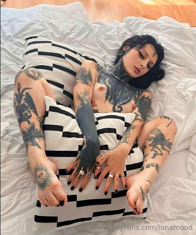 ## THIS CRAZY BITCH LOVES ANAL 🥵 @yo-landi_black Her juicy a..