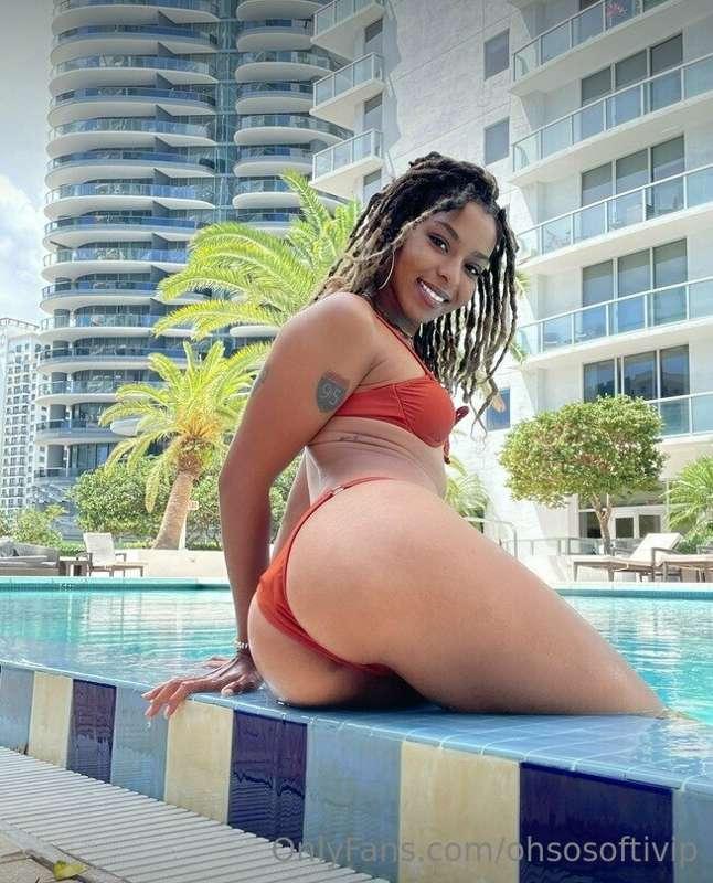 Too hot ? 🔥 What do you think ? 👄